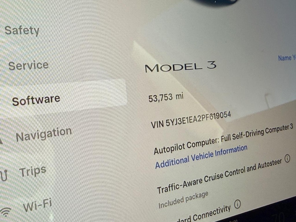 Tesla Model 3 Vehicle Full-screen Gallery Image 17