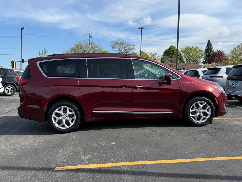 Chrysler Pacifica Vehicle Full-screen Gallery Image 02
