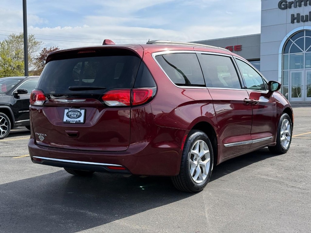 Chrysler Pacifica Vehicle Full-screen Gallery Image 03