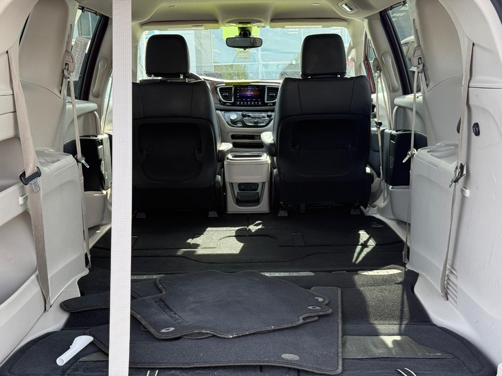 Chrysler Pacifica Vehicle Full-screen Gallery Image 05