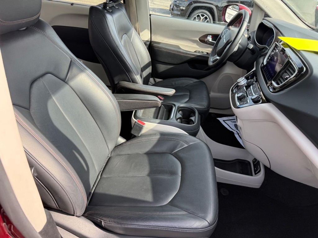 Chrysler Pacifica Vehicle Full-screen Gallery Image 06