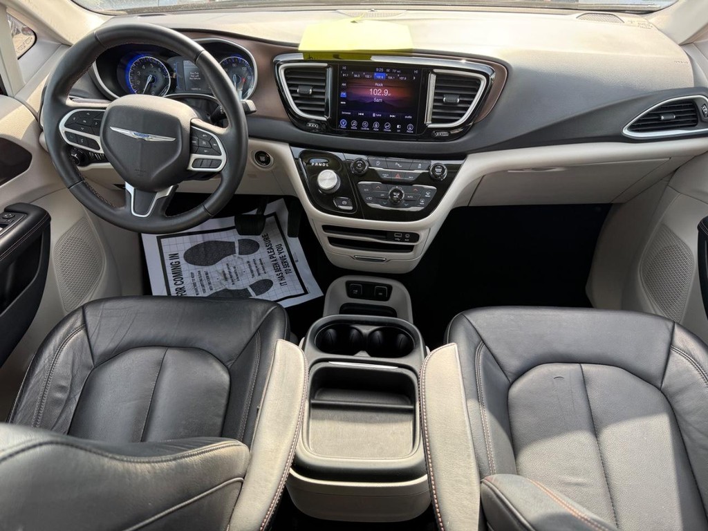 Chrysler Pacifica Vehicle Full-screen Gallery Image 07