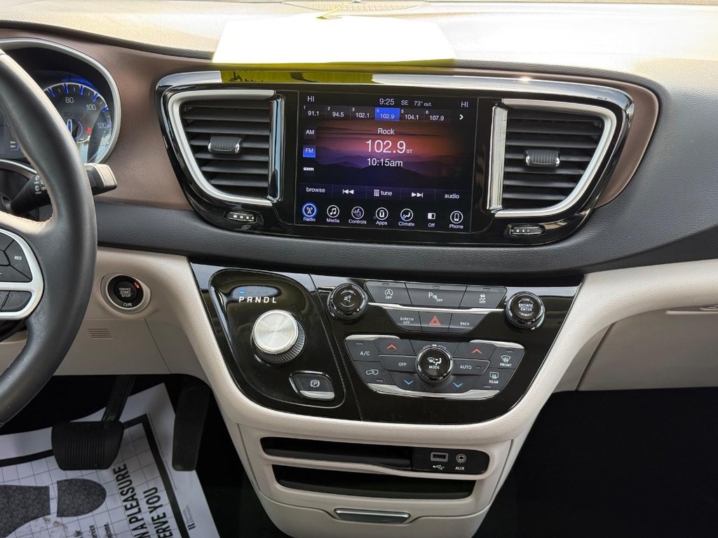 Chrysler Pacifica Vehicle Full-screen Gallery Image 08