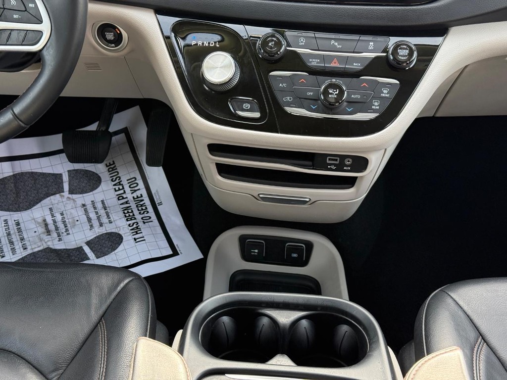 Chrysler Pacifica Vehicle Full-screen Gallery Image 09