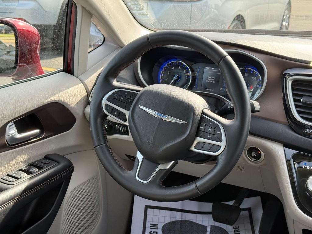 Chrysler Pacifica Vehicle Full-screen Gallery Image 10