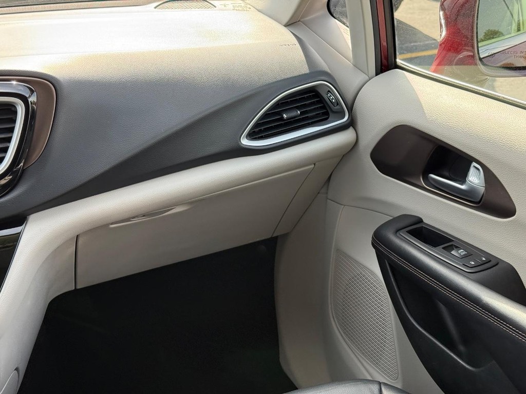 Chrysler Pacifica Vehicle Full-screen Gallery Image 11