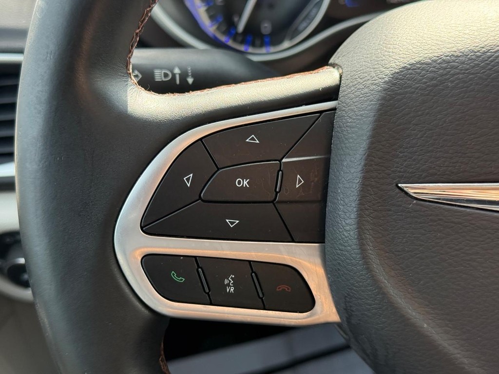 Chrysler Pacifica Vehicle Full-screen Gallery Image 14