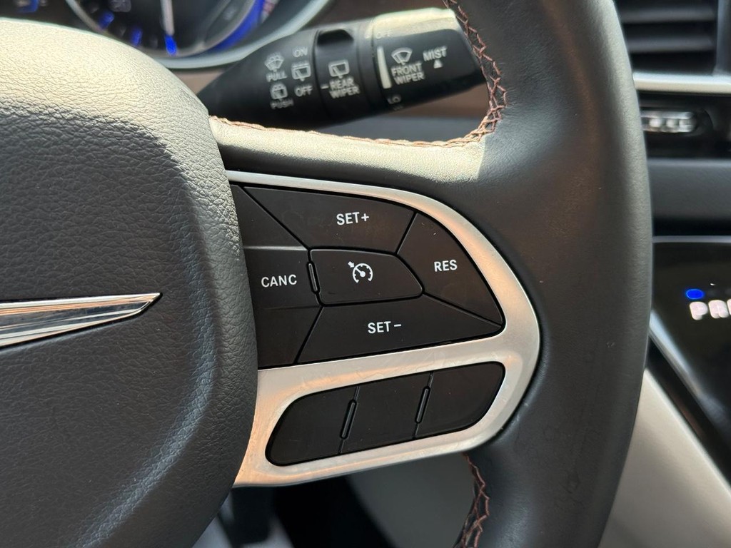 Chrysler Pacifica Vehicle Full-screen Gallery Image 15