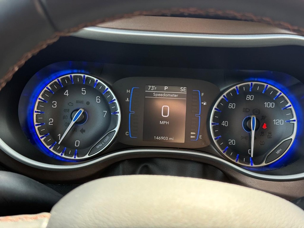 Chrysler Pacifica Vehicle Full-screen Gallery Image 16