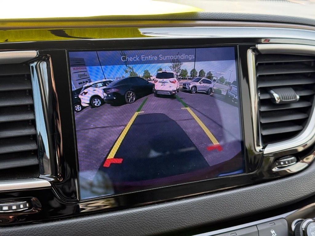 Chrysler Pacifica Vehicle Full-screen Gallery Image 17