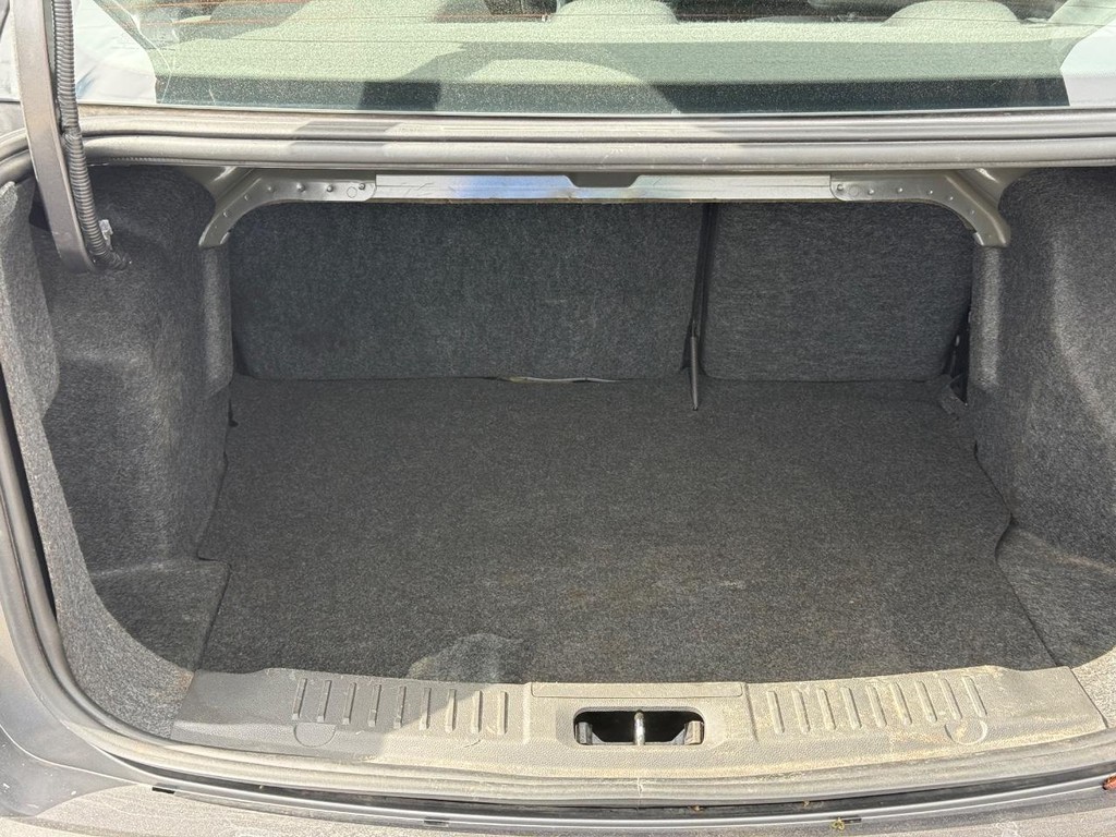 Ford Fiesta Vehicle Full-screen Gallery Image 05