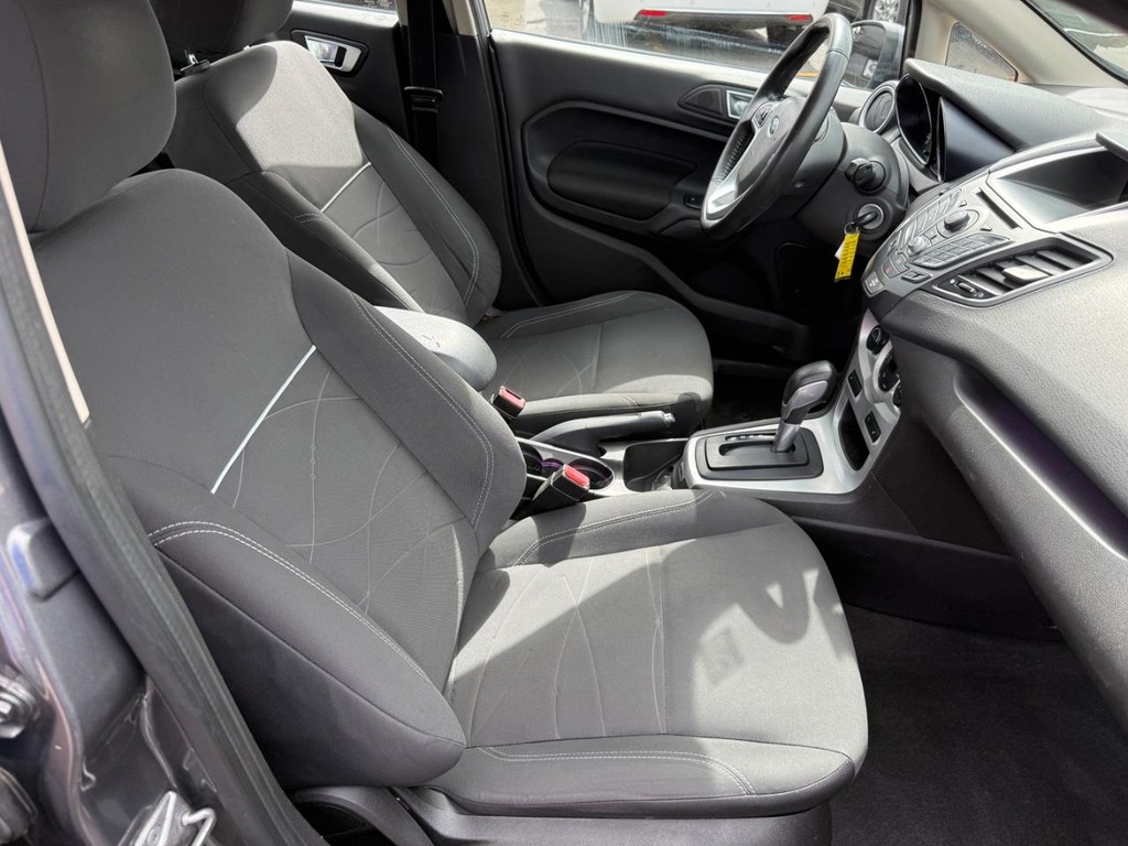 Ford Fiesta Vehicle Full-screen Gallery Image 06