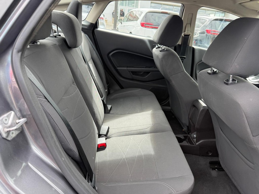 Ford Fiesta Vehicle Full-screen Gallery Image 07