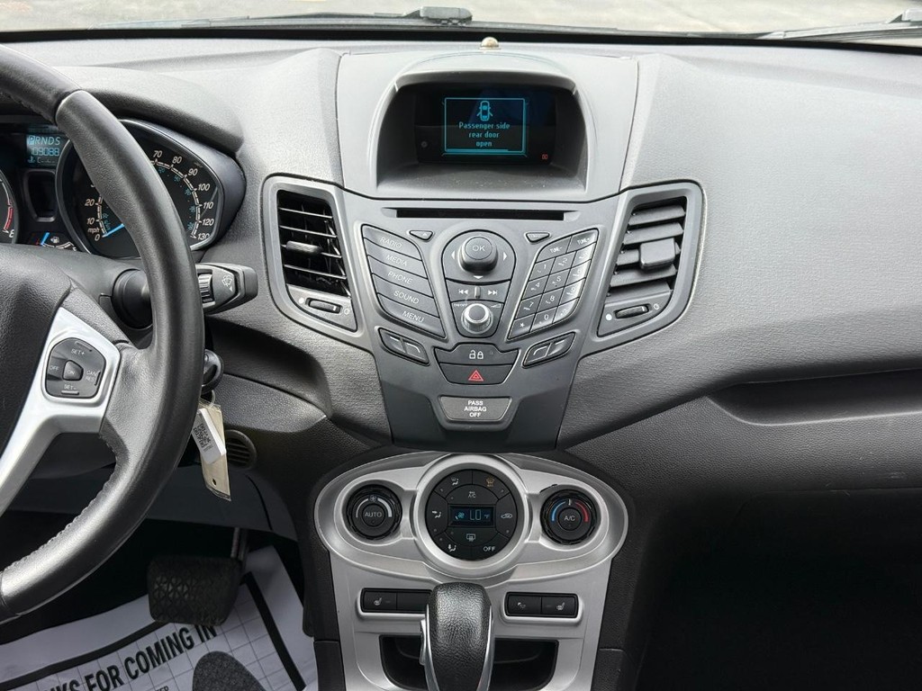 Ford Fiesta Vehicle Full-screen Gallery Image 09