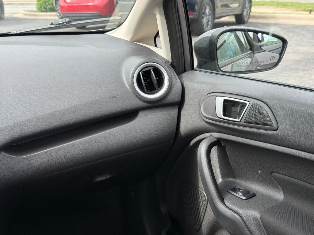 Ford Fiesta Vehicle Full-screen Gallery Image 12