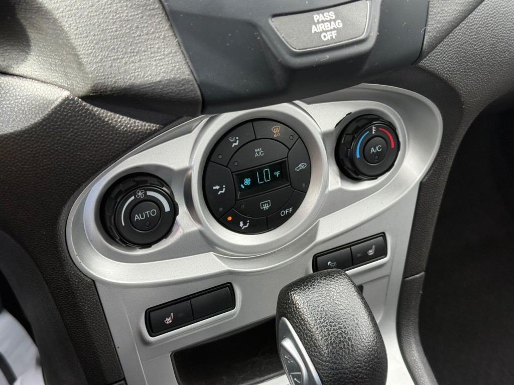 Ford Fiesta Vehicle Full-screen Gallery Image 18