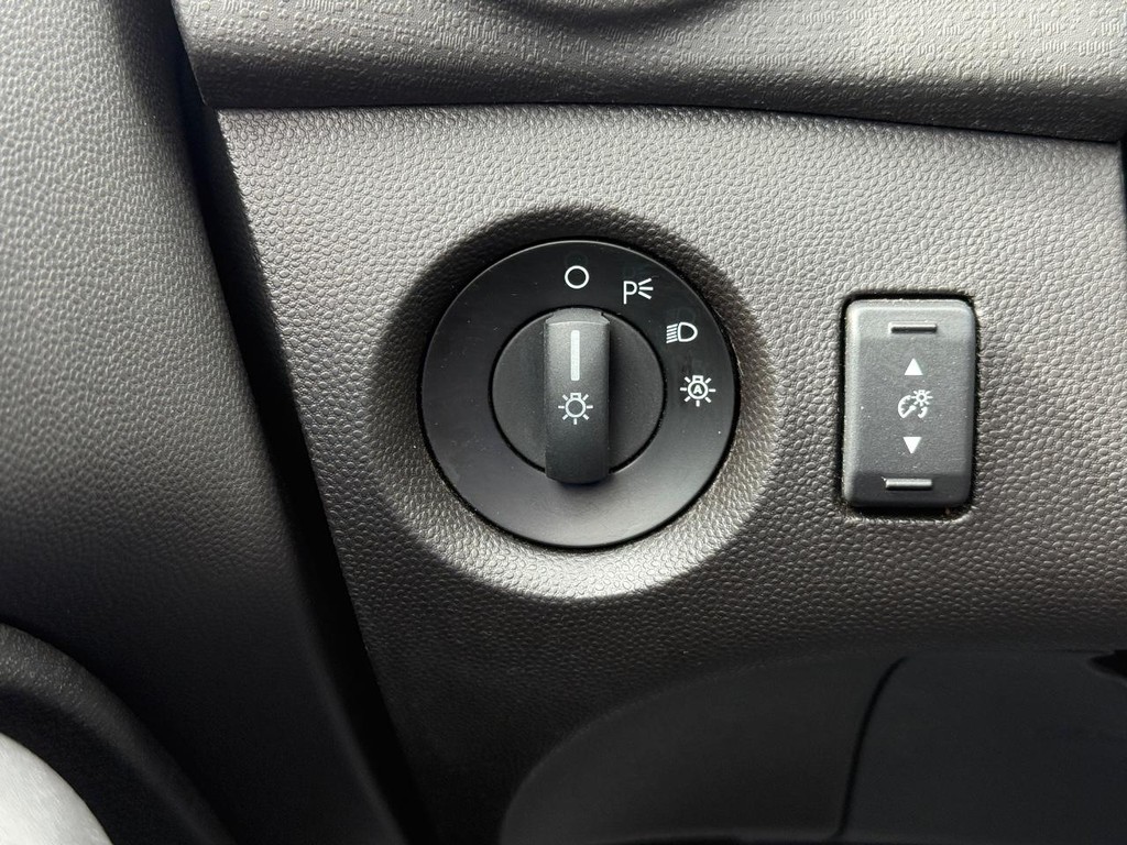Ford Fiesta Vehicle Full-screen Gallery Image 20