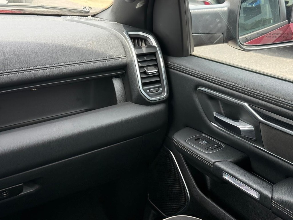 Ram 1500 Vehicle Full-screen Gallery Image 12