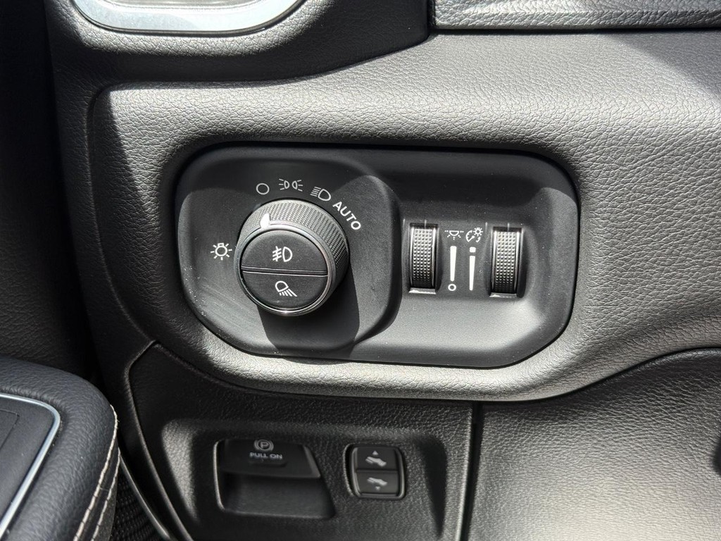 Ram 1500 Vehicle Full-screen Gallery Image 19