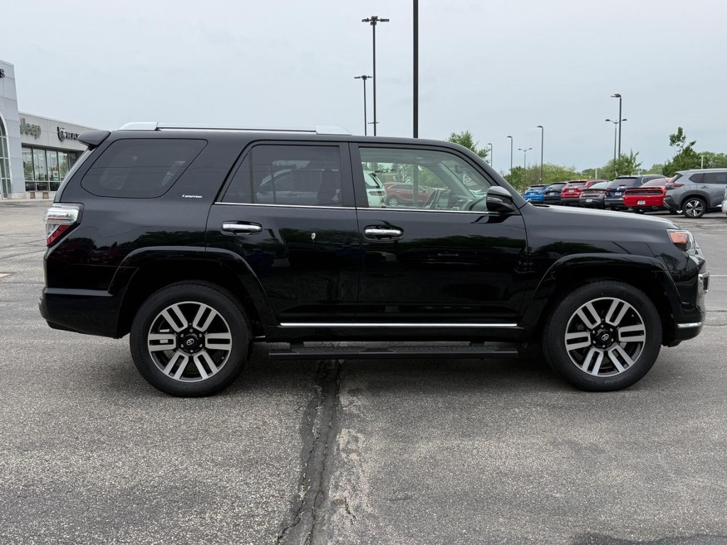 Toyota 4Runner Vehicle Full-screen Gallery Image 02
