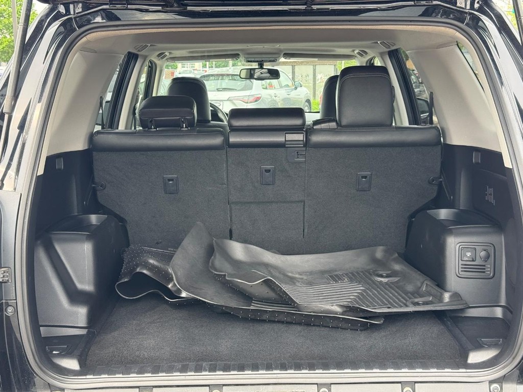 Toyota 4Runner Vehicle Full-screen Gallery Image 05