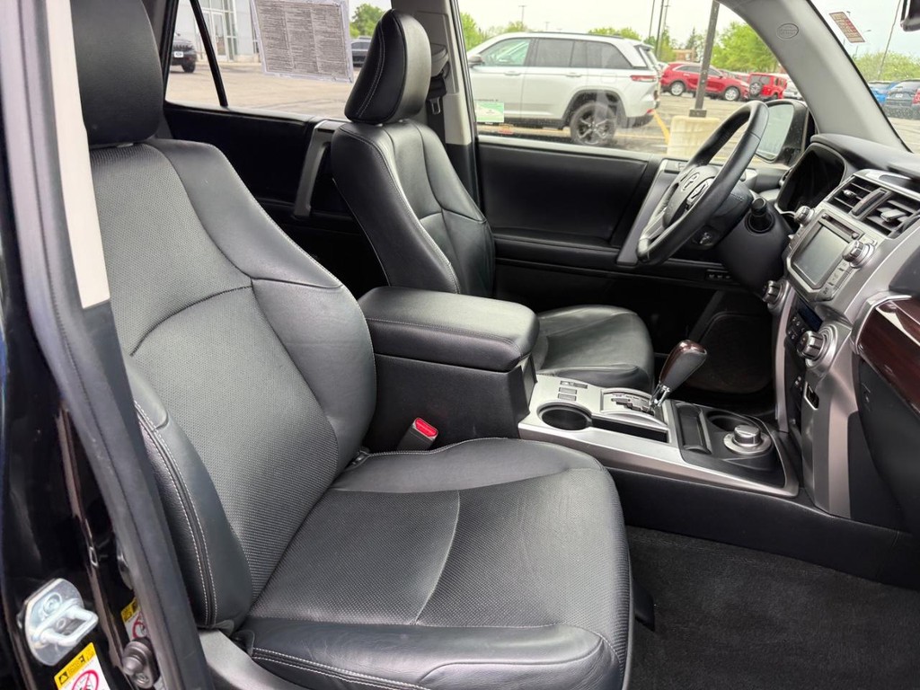 Toyota 4Runner Vehicle Full-screen Gallery Image 06