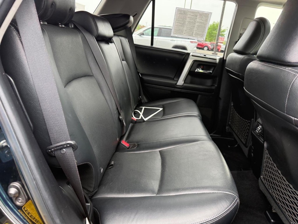 Toyota 4Runner Vehicle Full-screen Gallery Image 07