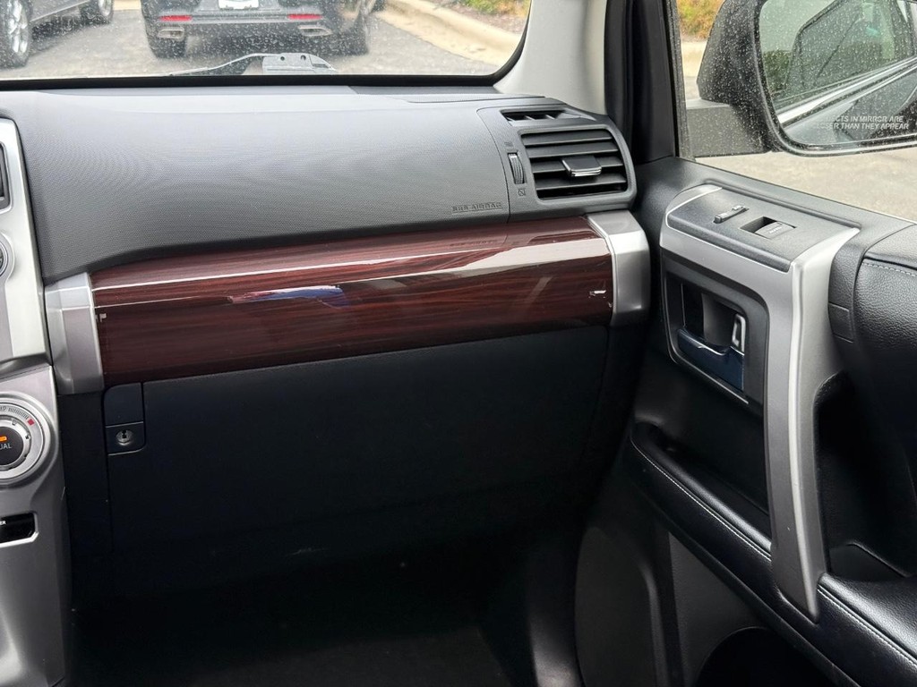 Toyota 4Runner Vehicle Full-screen Gallery Image 12