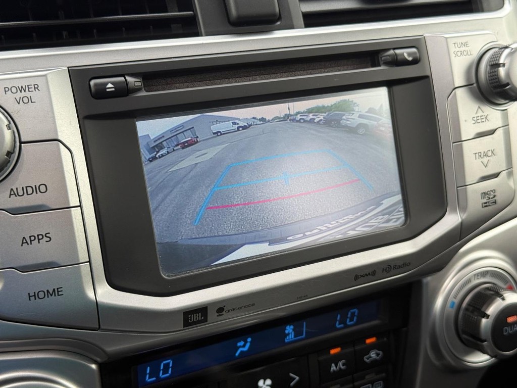 Toyota 4Runner Vehicle Full-screen Gallery Image 18