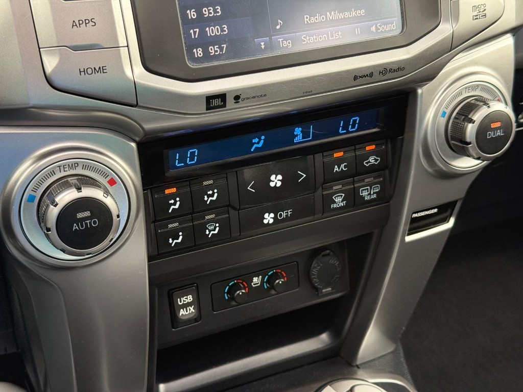 Toyota 4Runner Vehicle Full-screen Gallery Image 19