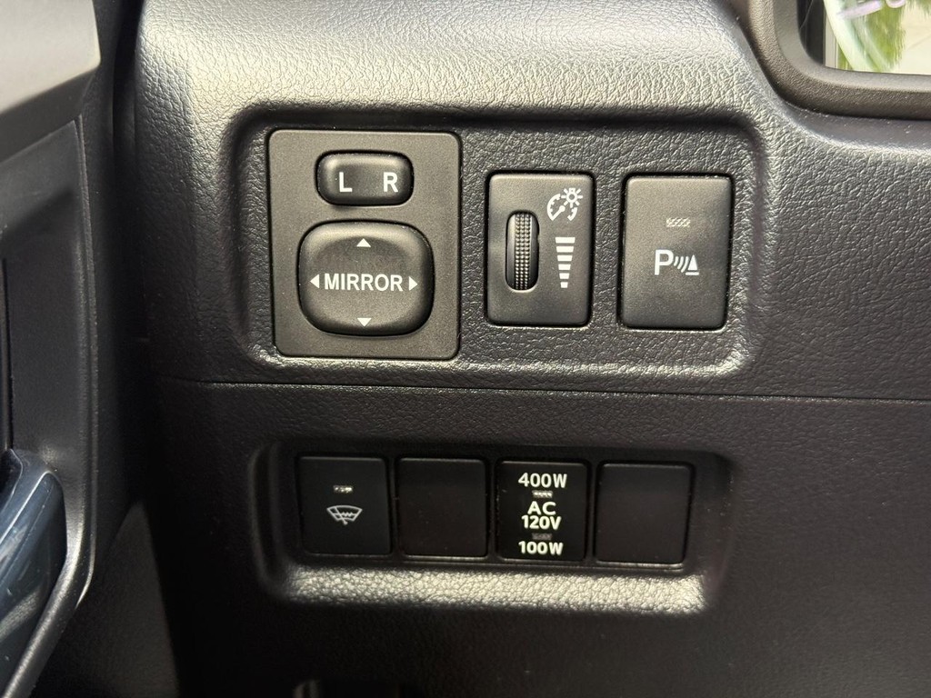 Toyota 4Runner Vehicle Full-screen Gallery Image 21