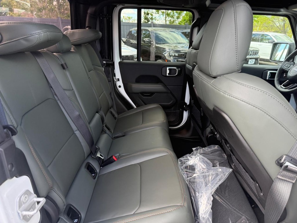 Jeep Gladiator Vehicle Full-screen Gallery Image 05