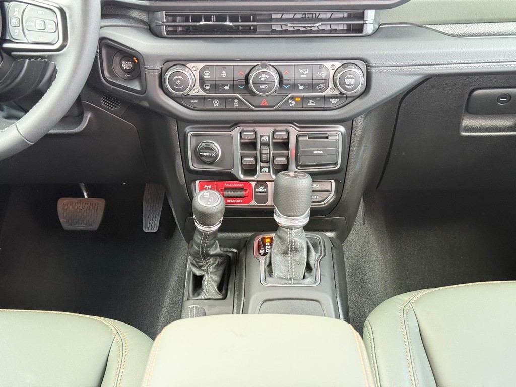 Jeep Gladiator Vehicle Full-screen Gallery Image 08
