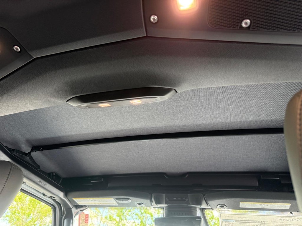 Jeep Gladiator Vehicle Full-screen Gallery Image 11