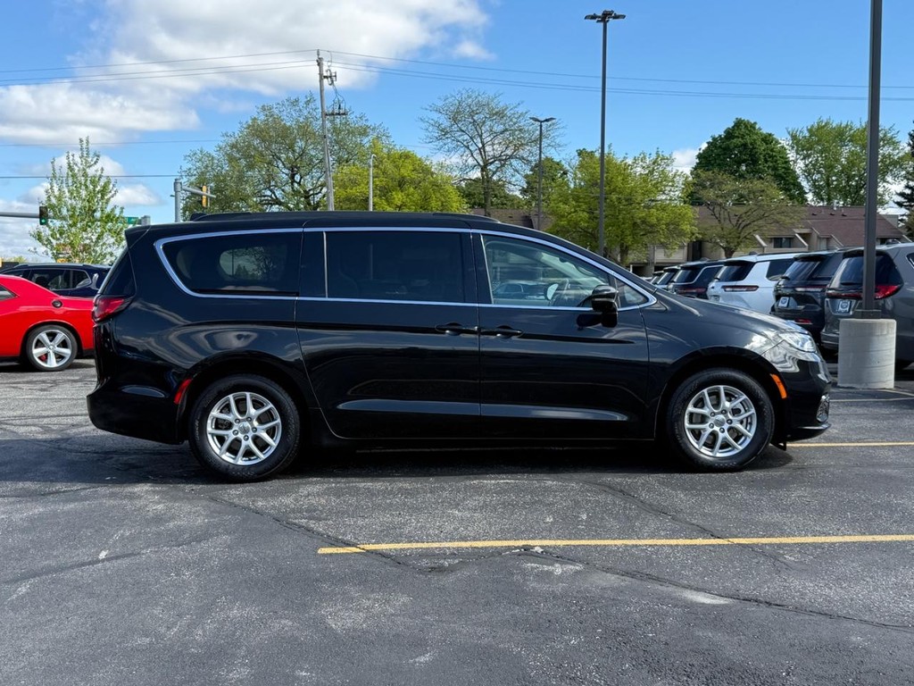 Chrysler Pacifica Vehicle Full-screen Gallery Image 02