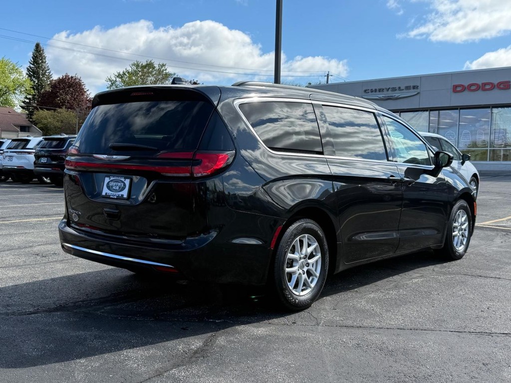 Chrysler Pacifica Vehicle Full-screen Gallery Image 03