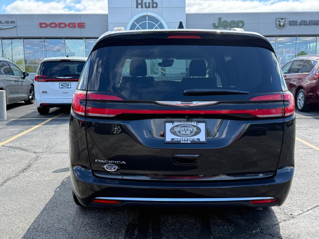 Chrysler Pacifica Vehicle Full-screen Gallery Image 04