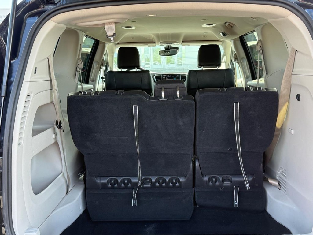 Chrysler Pacifica Vehicle Full-screen Gallery Image 05