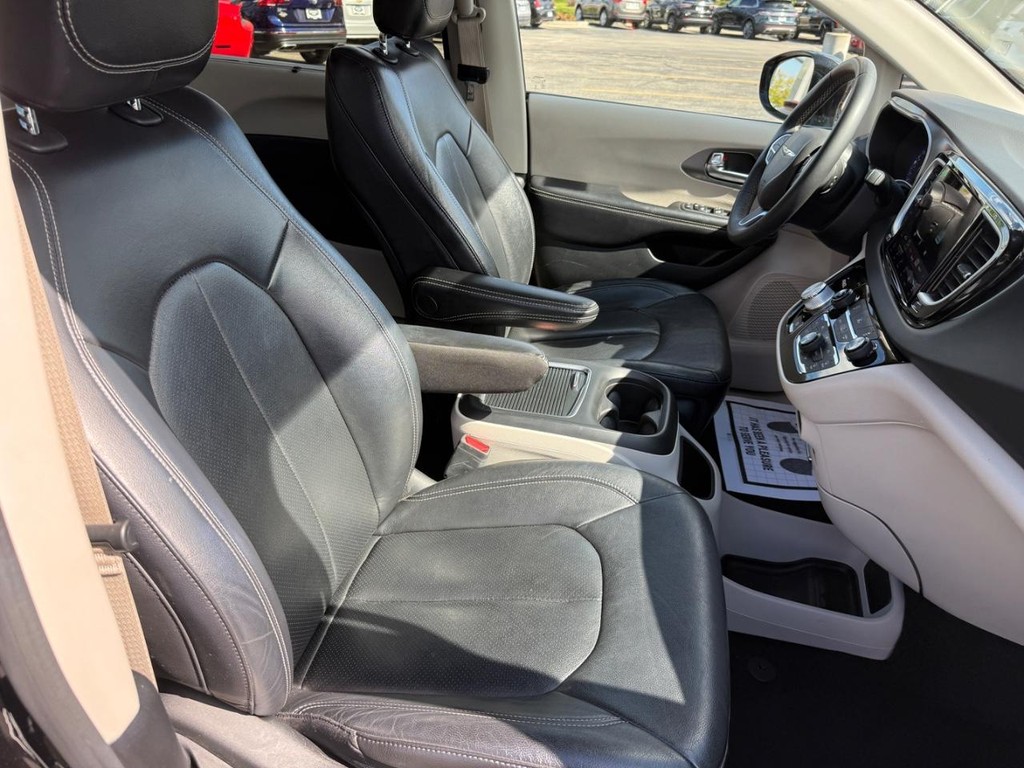 Chrysler Pacifica Vehicle Full-screen Gallery Image 06
