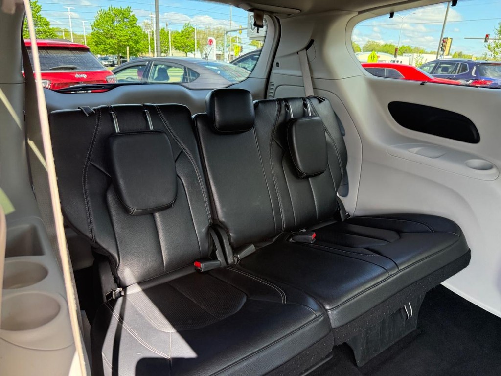 Chrysler Pacifica Vehicle Full-screen Gallery Image 07