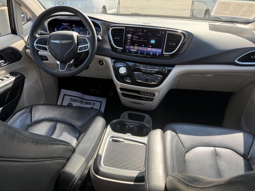 Chrysler Pacifica Vehicle Full-screen Gallery Image 08