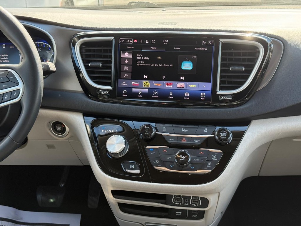 Chrysler Pacifica Vehicle Full-screen Gallery Image 09