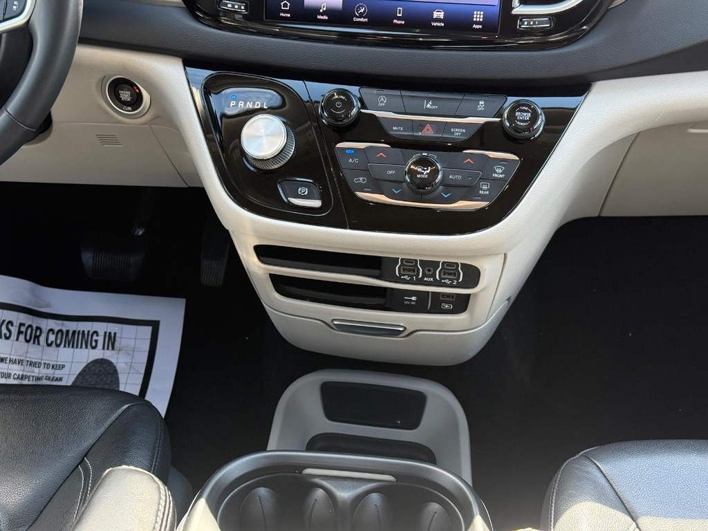 Chrysler Pacifica Vehicle Full-screen Gallery Image 10