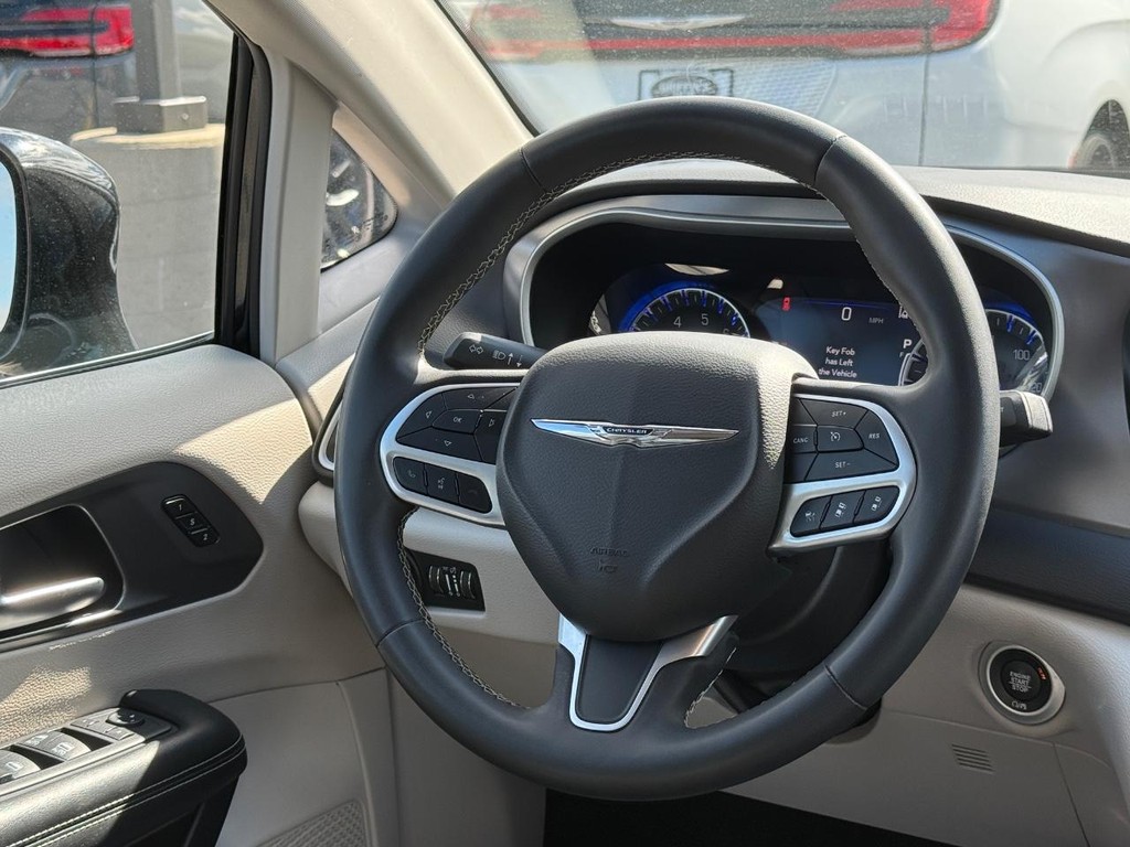Chrysler Pacifica Vehicle Full-screen Gallery Image 11