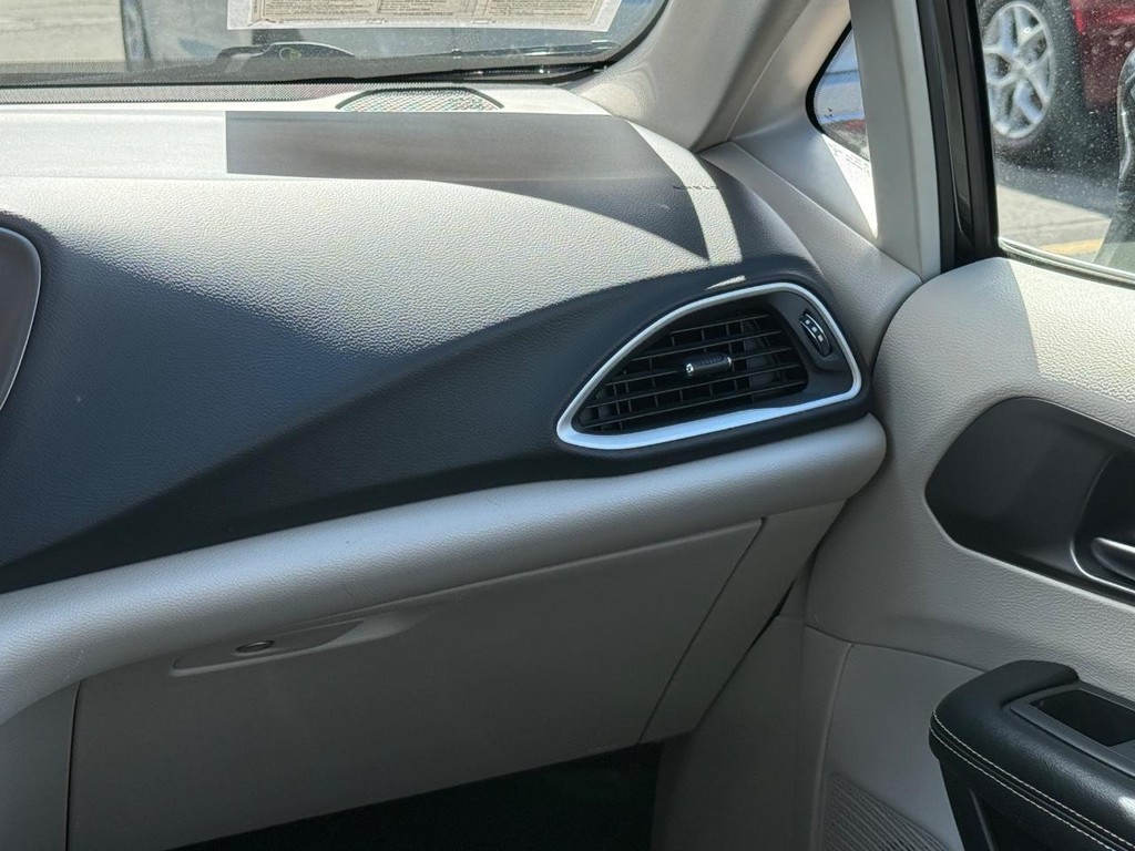 Chrysler Pacifica Vehicle Full-screen Gallery Image 12