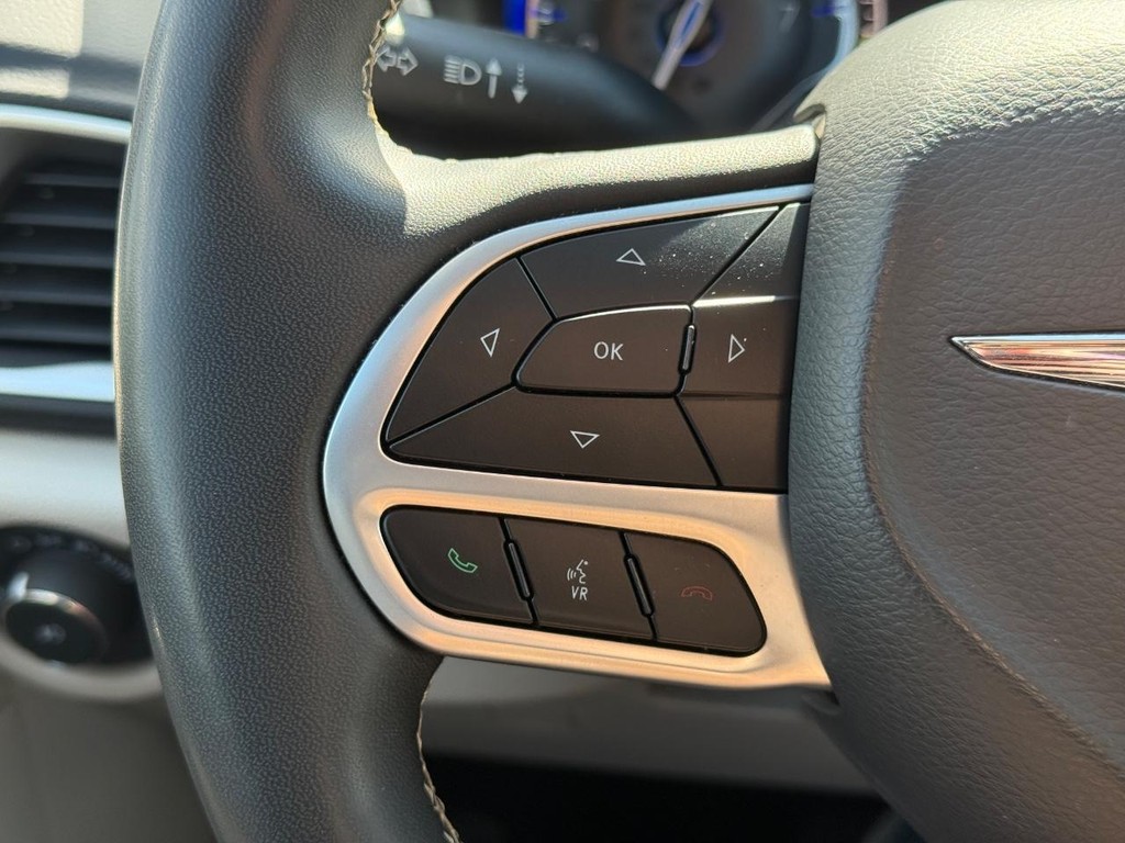 Chrysler Pacifica Vehicle Full-screen Gallery Image 15