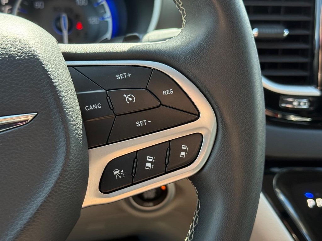Chrysler Pacifica Vehicle Full-screen Gallery Image 16