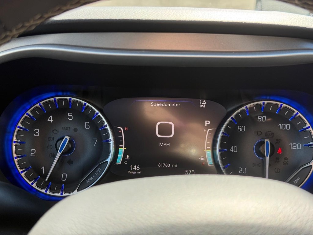 Chrysler Pacifica Vehicle Full-screen Gallery Image 17