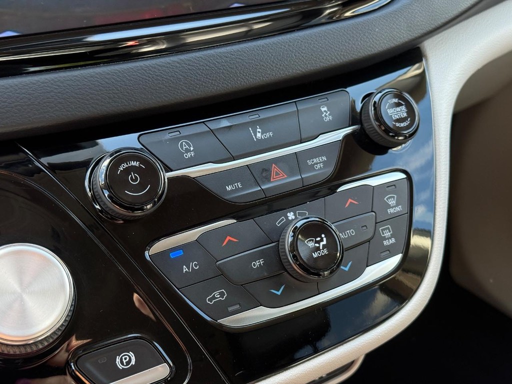 Chrysler Pacifica Vehicle Full-screen Gallery Image 19