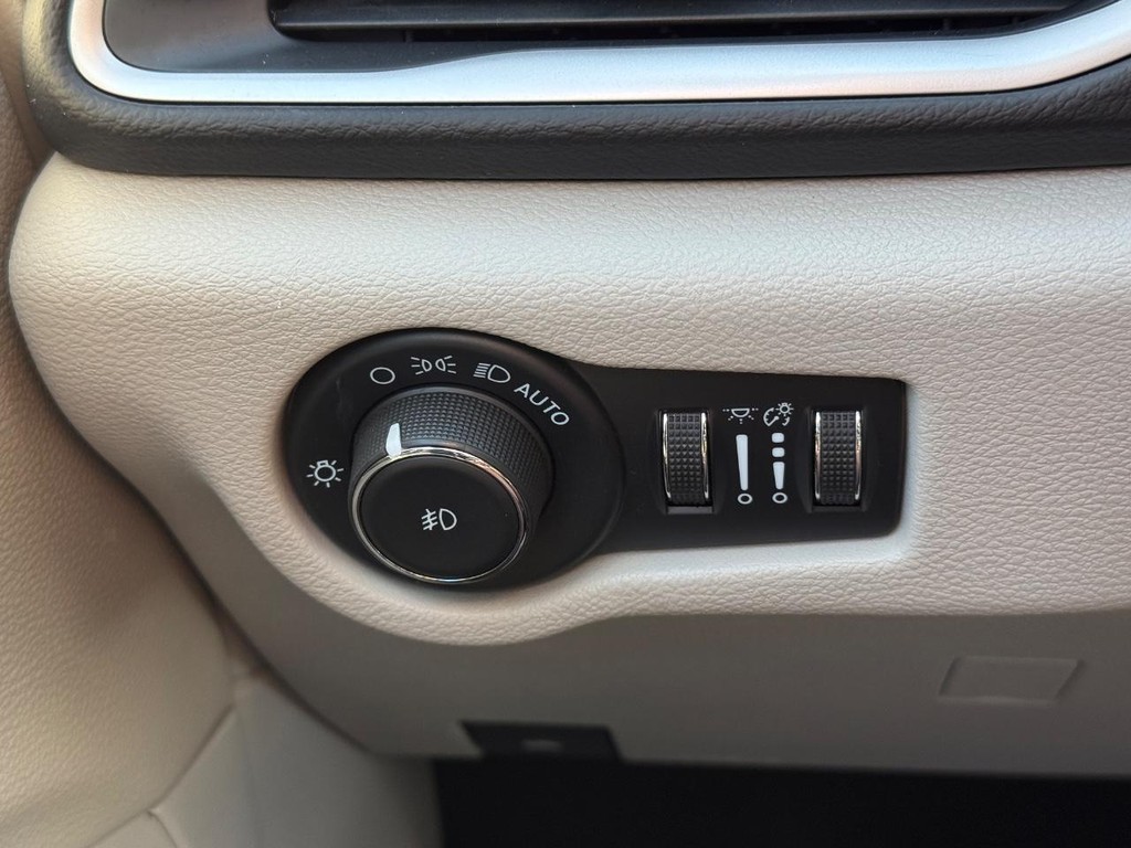 Chrysler Pacifica Vehicle Full-screen Gallery Image 21